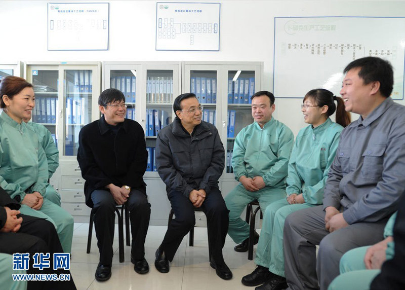 2月3日至5日，中共中央政治局常委、國務(wù)院副總理李克強在內(nèi)蒙古包頭市、興安盟考察。這是2月5日，李克強來到興安盟萬佳食品公司與基層工人們交談。 新華社記者 謝環(huán)馳 攝