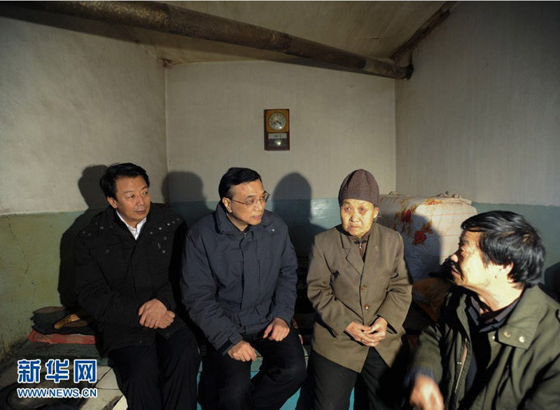 2月3日至5日，中共中央政治局常委、國(guó)務(wù)院副總理李克強(qiáng)在內(nèi)蒙古包頭市、興安盟考察。這是2月3日，李克強(qiáng)來(lái)到包頭北梁棚戶區(qū)居民張志蘭（右二）家了解居民的生活。 新華社記者 謝環(huán)馳 攝