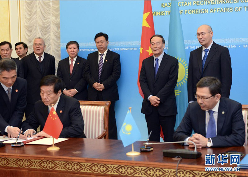 12月8日，中國和哈薩克斯坦合作委員會第六次會議在阿斯塔納舉行。會議由委員會雙方主席國務(wù)院副總理王岐山和哈薩克斯坦副總理克林別托夫共同主持。這是會議后，王岐山和克林別托夫共同出席兩國政府間合作文件簽字儀式。新華社記者 張鐸 攝