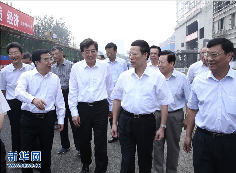9月3日，中共中央政治局常委、國(guó)務(wù)院副總理張高麗在北京市調(diào)研大氣污染防治工作。這是張高麗考察西北熱電中心建設(shè)項(xiàng)目。新華社記者龐興雷 攝