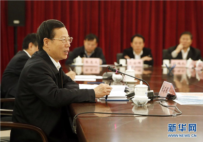 3月18日至22日，中共中央政治局常委、國務(wù)院副總理張高麗先后到國家發(fā)展改革委、財政部、住房和城鄉(xiāng)建設(shè)部、環(huán)境保護部、國土資源部、國務(wù)院發(fā)展研究中心、國家稅務(wù)總局、國家統(tǒng)計局、三峽辦、南水北調(diào)辦調(diào)研。這是3月22日，張高麗在南水北調(diào)辦調(diào)研。新華社記者鞠鵬攝