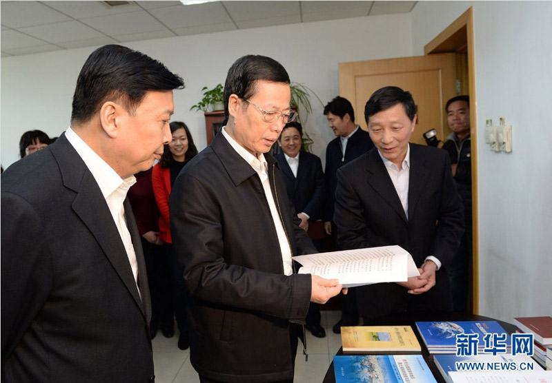 3月18日至22日，中共中央政治局常委、國(guó)務(wù)院副總理張高麗先后到國(guó)家發(fā)展改革委、財(cái)政部、住房和城鄉(xiāng)建設(shè)部、環(huán)境保護(hù)部、國(guó)土資源部、國(guó)務(wù)院發(fā)展研究中心、國(guó)家稅務(wù)總局、國(guó)家統(tǒng)計(jì)局、三峽辦、南水北調(diào)辦調(diào)研。這是3月20日，張高麗在國(guó)土資源部調(diào)研。新華社記者馬佔(zhàn)成攝
