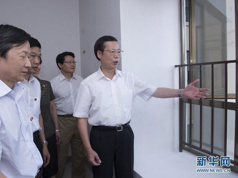 7月20日至21日，中共中央政治局常委、國務(wù)院副總理張高麗在貴州調(diào)研。這是7月20日張高麗在貴陽市考察彭家灣大型城中村棚戶區(qū)改造項目。新華社記者王曄攝