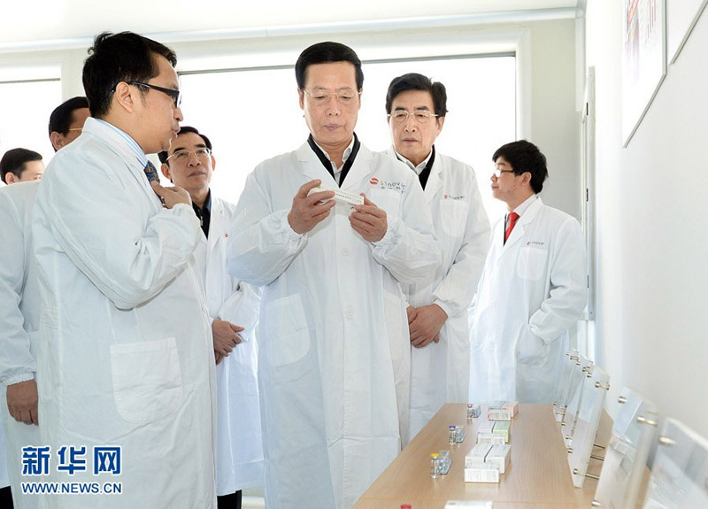 3月28日下午，中共中央政治局常委、國務(wù)院副總理張高麗到北京中關(guān)村國家自主創(chuàng)新示范區(qū)調(diào)研。29日上午，張高麗在北京召開企業(yè)家座談會。這是張高麗在科興控股生物技術(shù)有限公司觀看產(chǎn)品展示。新華社記者 李濤 攝