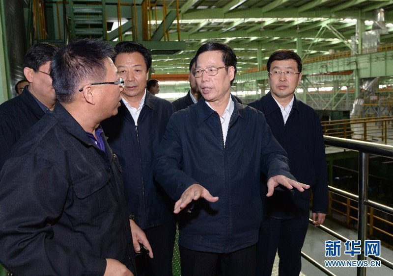 5月13日至14日，中共中央政治局常委、國務(wù)院副總理張高麗赴內(nèi)蒙古自治區(qū)調(diào)研。這是5月13日，張高麗到包鋼寬厚板生產(chǎn)線和無縫鋼管生產(chǎn)線調(diào)研。 新華社記者馬佔成攝