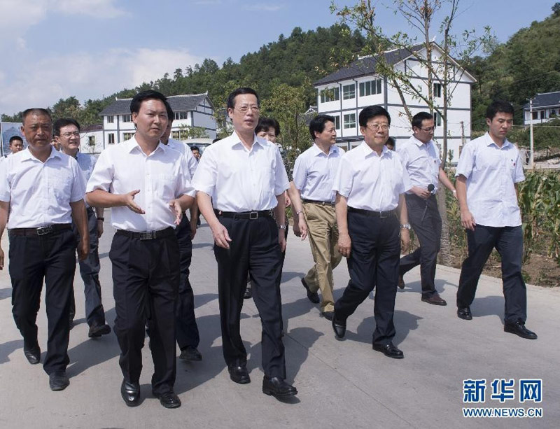 7月20日至21日，中共中央政治局常委、國務(wù)院副總理張高麗在貴州調(diào)研。這是7月21日張高麗在遵義市遵義縣梳池村考察新農(nóng)村建設(shè)情況。新華社記者王曄攝