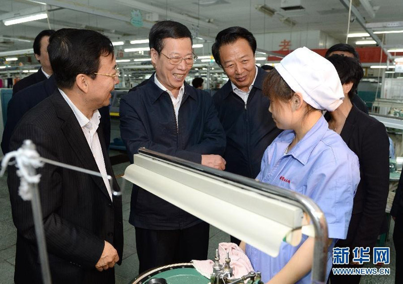 5月13日至14日，中共中央政治局常委、國務(wù)院副總理張高麗赴內(nèi)蒙古自治區(qū)調(diào)研。這是5月14日，張高麗來到鄂爾多斯羊絨集團(tuán)調(diào)研時(shí)與一線女工交談，了解其工作和生活情況。 新華社記者馬佔(zhàn)成攝