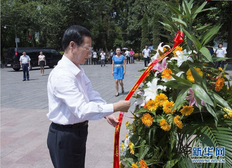 7月20日至21日，中共中央政治局常委、國務(wù)院副總理張高麗在貴州調(diào)研。這是7月21日張高麗在遵義市紅軍山烈士陵園向紅軍烈士敬獻(xiàn)花籃。新華社記者王曄攝