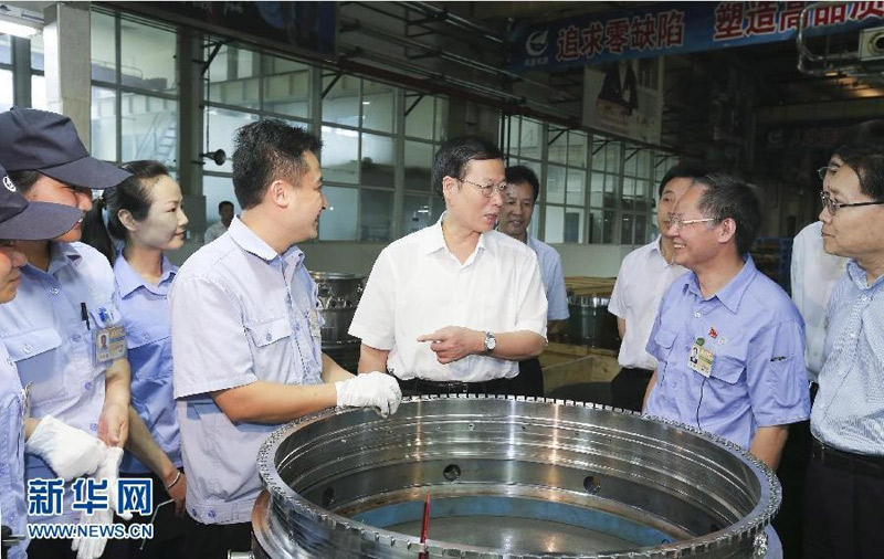 7月5日至8日，中共中央政治局常委、國務(wù)院副總理張高麗在四川調(diào)研。這是7月5日，張高麗考察中航集團(tuán)成都發(fā)動(dòng)機(jī)公司。 新華社記者丁林?jǐn)z