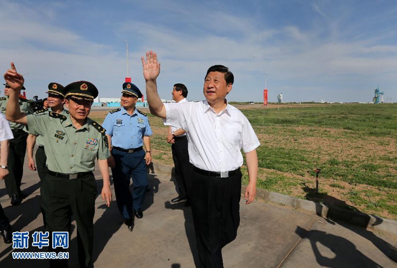 2013年6月11日，中共中央總書記、國家主席、中央軍委主席習(xí)近平在酒泉衛(wèi)星發(fā)射中心觀看神舟十號載人飛船發(fā)射。這是習(xí)近平在發(fā)射場向記者和工作人員招手致意。新華社記者 龐興雷 攝