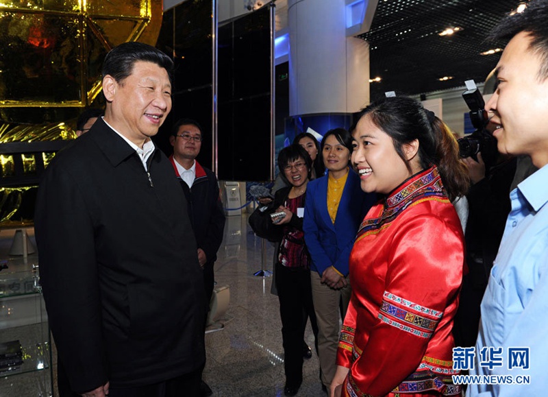 2013年5月4日，中共中央總書記、國(guó)家主席、中央軍委主席習(xí)近平來(lái)到中國(guó)航天科技集團(tuán)公司中國(guó)空間技術(shù)研究院，同各界優(yōu)秀青年代表座談並發(fā)表重要講話。這是座談會(huì)前，習(xí)近平和在展廳參觀的優(yōu)秀青年代表交談。新華社記者 饒愛民 攝