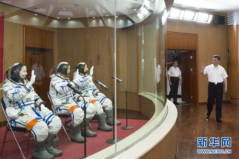 2013年6月11日，中共中央總書記、中央軍委主席、國家主席習近平來到酒泉衛(wèi)星發(fā)射中心航天員公寓問天閣，為即將出征的航天員聶海勝、張曉光、王亞平壯行。新華社記者李學仁攝