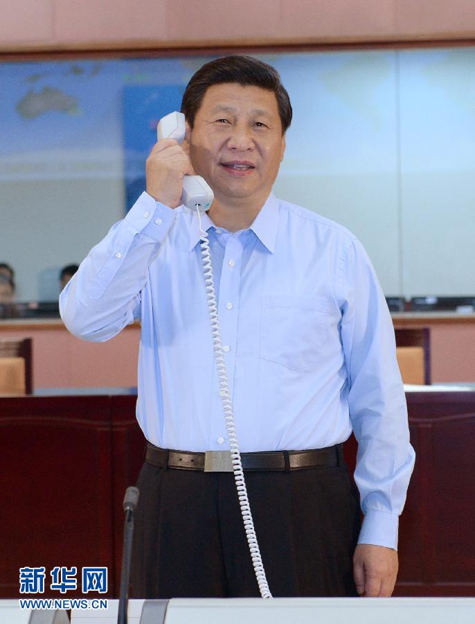 2013年6月24日，中共中央總書記、國家主席、中央軍委主席習(xí)近平來到北京航天飛行控制中心，同正在天宮一號(hào)執(zhí)行任務(wù)的神舟十號(hào)航天員聶海勝、張曉光、王亞平親切通話。新華社記者 馬佔(zhàn)成 攝