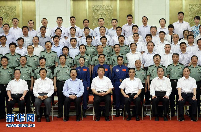 2013年7月26日，黨和國家領(lǐng)導(dǎo)人習(xí)近平、李克強(qiáng)、張德江、俞正聲、劉雲(yún)山、王岐山、張高麗等在北京人民大會堂會見神舟十號載人飛行任務(wù)航天員和參研參試人員代表。新華社記者蘭紅光攝