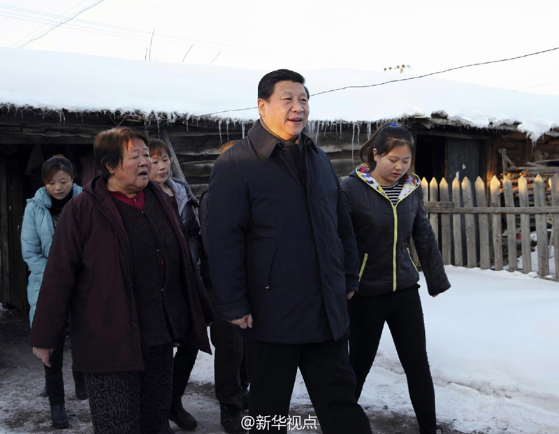 據(jù)新華社“新華視點”微博報道，春節(jié)將至，習近平總書記26日下午來到地處邊陲的內(nèi)蒙古阿爾山市伊爾施鎮(zhèn)看望生活在林業(yè)棚戶區(qū)的群眾。這裡過去曾是林區(qū)，現(xiàn)在禁伐，正處在艱苦的產(chǎn)業(yè)轉(zhuǎn)型之中。行車途中，他詳細詢問林區(qū)職工群眾生活狀況，要求當?shù)丶涌炫飸魠^(qū)改造，讓群眾早日住上新房。