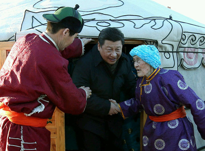 習(xí)近平還來(lái)到寶力根蘇木牧民瑪吉格家，客廳、廚房、臥室、庫(kù)房，一一察看。81歲的老人說(shuō)，30多年前隻有一頂破蒙古包、一輛勒勒車(chē)、一隻狗，現(xiàn)在全家年純收入10萬(wàn)，日子不錯(cuò)。習(xí)近平說(shuō)，你講得真好，要把發(fā)展變化講給子孫聽(tīng)。臨別時(shí)他用蒙語(yǔ)“巴雅爾太”同大家說(shuō)再見(jiàn)。