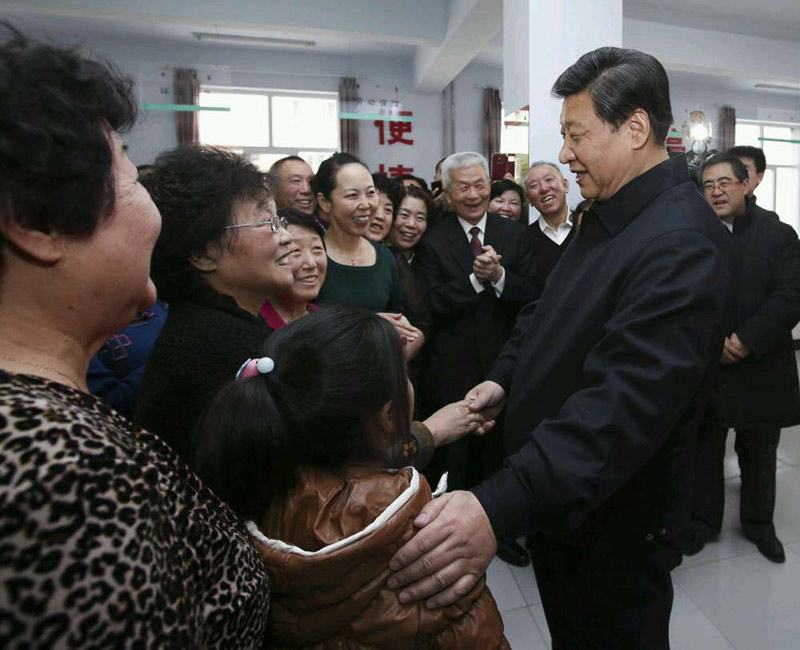 據(jù)新華社“新華視點”微博報道，習(xí)近平1月27日上午到錫林浩特愛民社區(qū)看望群眾?！拔沂潜本┲唷！?8年到這裡下鄉(xiāng)的羅香玲擠上前，熱情同總書記打招呼。見到“北京老鄉(xiāng)”，總書記同她熱情握手：“咱們都是老知青。當(dāng)時我在陝北，幾個月吃不上肉，很羨慕牧區(qū)有羊肉吃。咱們是老鄉(xiāng)見老鄉(xiāng)，兩眼淚汪汪。”