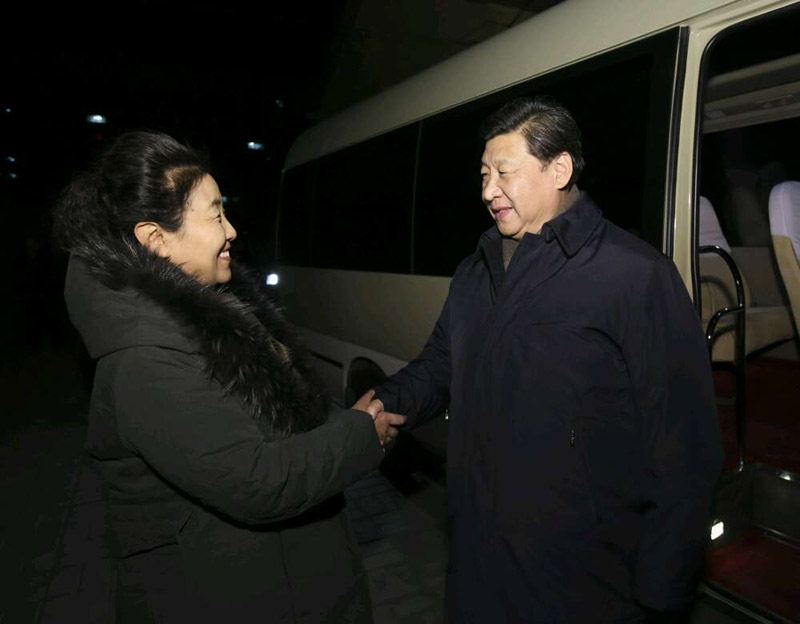 據(jù)新華社“新華視點”微博報道，習近平1月27日晚看望了牛玉儒同志家屬。他表示，先進模范不能忘記，牛玉儒同志是新時期廣大黨員干部的楷模。我們黨之所以贏得人民擁護，正是因為有千千萬萬個牛玉儒這樣的同志。在黨的群眾路線教育實踐活動中，要學習先進典型，學習身邊榜樣。