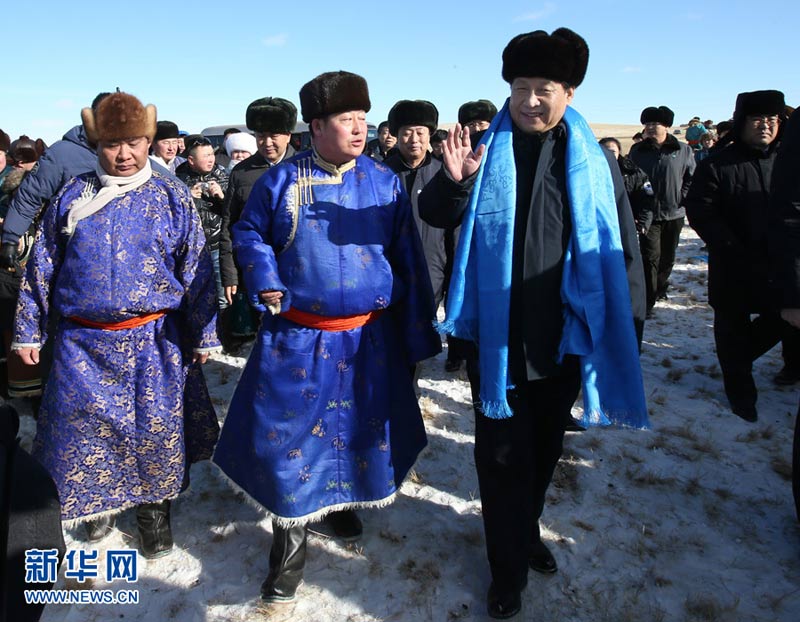 農(nóng)歷馬年春節(jié)即將到來之際，中共中央總書記、國家主席、中央軍委主席習(xí)近平近日來到內(nèi)蒙古，看望慰問各族干部群眾，向全國各族人民致以誠摯的新春祝福。這是1月27日，在錫林浩特市寶力根蘇木（鄉(xiāng)）冬季那達慕上，習(xí)近平向牧民們揮手問候。新華社記者 龐興雷 攝