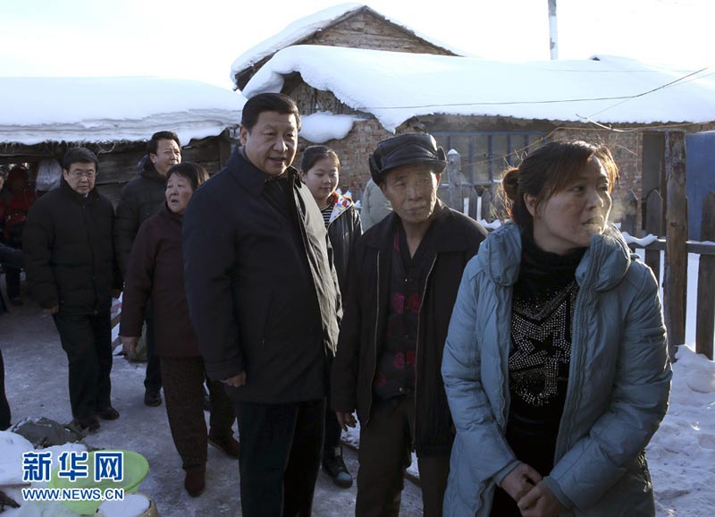農(nóng)歷馬年春節(jié)即將到來(lái)之際，中共中央總書(shū)記、國(guó)家主席、中央軍委主席習(xí)近平近日來(lái)到內(nèi)蒙古，看望慰問(wèn)各族干部群眾，向全國(guó)各族人民致以誠(chéng)摯的新春祝福。這是1月26日，習(xí)近平冒著零下30多度的嚴(yán)寒，來(lái)到興安盟阿爾山市伊爾施鎮(zhèn)，看望慰問(wèn)74歲的困難林業(yè)職工郭永財(cái)一家。新華社記者 龐興雷 攝