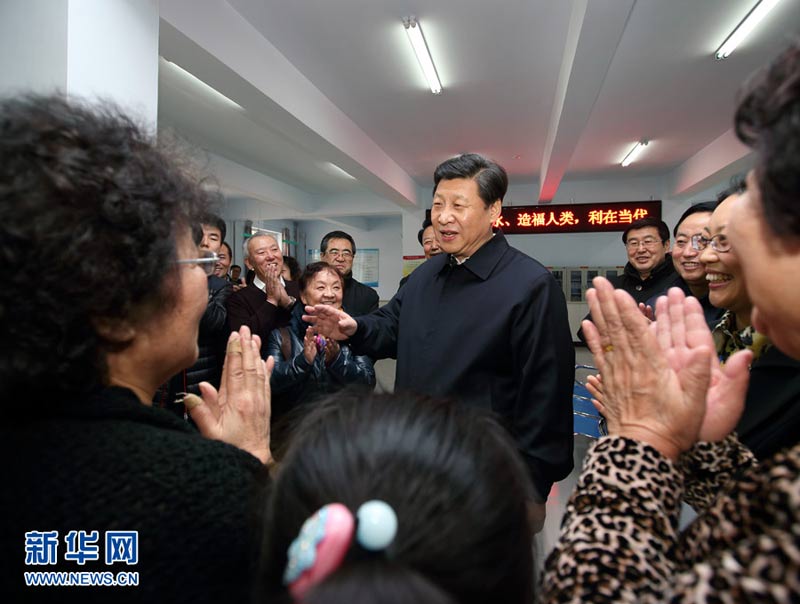 農(nóng)歷馬年春節(jié)即將到來(lái)之際，中共中央總書(shū)記、國(guó)家主席、中央軍委主席習(xí)近平近日來(lái)到內(nèi)蒙古，看望慰問(wèn)各族干部群眾，向全國(guó)各族人民致以誠(chéng)摯的新春祝福。這是1月27日，習(xí)近平在錫林浩特市楚古蘭街道愛(ài)民社區(qū)同居民們親切交談。新華社記者 蘭紅光 攝