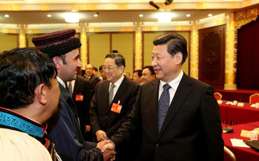堅決反對一切危害各民族大團結(jié)的言行
4日下午,習(xí)近平參加了少數(shù)民族界委員聯(lián)組會。習(xí)近平認真聽取大家發(fā)言,不時插話同委員們討論,詢問有關(guān)情況。習(xí)近平在講話中指出,我國是統(tǒng)一的多民族國家,民族工作關(guān)乎大局。堅持中國特色社會主義道路,是新形勢下做好民族工作必須牢牢把握的正確政治方向!驹敿殹
人民網(wǎng)、新華網(wǎng)有少數(shù)民族語言版本嗎?
“幾個民族的文字都有?”“都有!薄案鱾自治區(qū)的官方網(wǎng)站都有少數(shù)民族文字版本嗎?”“都有”……當(dāng)中央民族大學(xué)黨委書記鄂義太委員建議加大對少數(shù)民族文字互聯(lián)網(wǎng)的扶持力度時,總書記關(guān)切地詢問有關(guān)情況。【詳細】