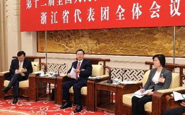 來(lái)到浙江代表團(tuán)有種回家的感覺(jué)
5日下午,張德江在浙江代表團(tuán)參加審議。當(dāng)張德江健步走入人民大會(huì)堂浙江廳時(shí),早早迎候在會(huì)場(chǎng)內(nèi)的代表們起身相迎。張德江與代表們熱情握手,互致問(wèn)候。他動(dòng)情地說(shuō):“來(lái)到浙江代表團(tuán),有種回家的感覺(jué),見(jiàn)到浙江的同志們,感到很親切。”五水共治工作抓到點(diǎn)上 我投你們一票 浙江省委書記夏寶龍第一個(gè)發(fā)言,當(dāng)他講到“五水共治”時(shí),張德江插話說(shuō),“五水共治”這項(xiàng)工作抓到點(diǎn)上了,你們抓得非常準(zhǔn)、非常好,我完全贊成,投你們一票。堅(jiān)信只有改革才有出路 張德江指出,我們必須堅(jiān)定信心,堅(jiān)信只有改革才有出路。要以強(qiáng)烈的歷史使命感和責(zé)任感,最大限度集中全黨全社會(huì)智慧,最大限度凝聚改革共識(shí),最大限度調(diào)動(dòng)一切積極因素,敢于啃硬骨頭,敢于涉險(xiǎn)灘,以更大決心沖破思想觀念的障礙、突破利益固化的藩籬。發(fā)展歸根到底是為了老百姓 張德江滿懷深情地說(shuō),發(fā)展歸根到底是為了老百姓,要讓老百姓富起來(lái),過(guò)上好日子。關(guān)于今后的發(fā)展,省委提出要一屆接著一屆干,一以貫之深入貫徹落實(shí)“八八戰(zhàn)略”,干好“一三五”、實(shí)現(xiàn)“四翻番”,思路很清晰,措施也可行!驹敿(xì)】