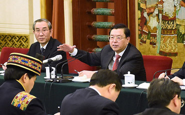 我對(duì)‘水’比較重視
9日下午,張德江在廣西代表團(tuán)參加審議。張德江動(dòng)情地講述起當(dāng)年為民治水、依水合作的往事,“我對(duì)‘水’比較重視。中國(guó)歷史上很多城鎮(zhèn)都是沿河沿江而建、而興、而富。今天,水運(yùn)仍然是能源消耗最低,運(yùn)量最大,運(yùn)輸成本有競(jìng)爭(zhēng)力的重要運(yùn)輸方式和節(jié)能減排方式!币皟蓷l腿走路” 張德江在與來(lái)自龍勝的苗族代表蔣錦坤交流時(shí),他勉勵(lì)大家要“兩條腿走路”,一方面靠自力更生、努力奮斗,另一方面靠國(guó)家和社會(huì)扶持,“我們共同努力,脫貧致富奔小康,貧困地區(qū)、困難群眾一樣有光明的前景,一樣有美好的未來(lái)。廣西是好地方 曾在廣東工作5年多的張德江,對(duì)廣西并不陌生。說(shuō)起廣西發(fā)展的成績(jī)、優(yōu)勢(shì)和潛力,他如數(shù)家珍:“縱向比,廣西年年都有新發(fā)展,年年都有新進(jìn)步;橫向比,廣西在西部地區(qū)的發(fā)展速度、發(fā)展質(zhì)量可圈可點(diǎn)。這個(gè)成績(jī)來(lái)之不易”!驹敿(xì)】