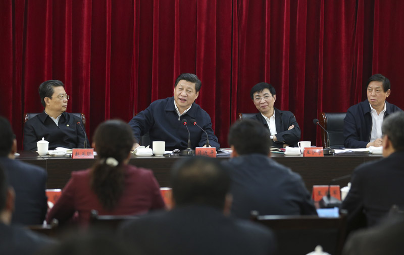 3月17日至18日，中共中央總書記、國(guó)家主席、中央軍委主席習(xí)近平在河南省蘭考縣調(diào)研指導(dǎo)黨的群眾路線教育實(shí)踐活動(dòng)。這是3月18日，習(xí)近平聽取蘭考縣教育實(shí)踐活動(dòng)情況匯報(bào)，並發(fā)表重要講話。 新華社記者丁林?jǐn)z