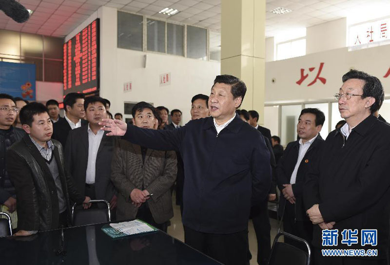 3月17日至18日，中共中央總書記、國家主席、中央軍委主席習(xí)近平在河南省蘭考縣調(diào)研指導(dǎo)黨的群眾路線教育實踐活動。這是3月17日，習(xí)近平在視察縣為民服務(wù)中心辦事大廳時同現(xiàn)場群眾和工作人員交流。 新華社記者李學(xué)仁攝