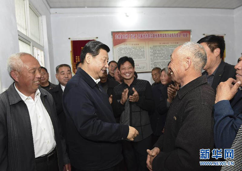 3月17日至18日，中共中央總書記、國家主席、中央軍委主席習近平在河南省蘭考縣調研指導黨的群眾路線教育實踐活動。這是3月17日，習近平在東壩頭鄉(xiāng)張莊村村委會與干部群眾交流。 新華社記者李學仁攝