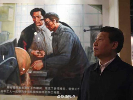 參觀過程中，總書記認(rèn)真聽取講解。在焦裕祿半身銅像、“十條工作方法”電子屏、“干部十不準(zhǔn)”圖示、辦公桌和舊藤椅等展品前，他仔細(xì)察看。