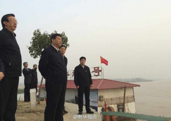 習(xí)近平來到黃河蘭考東壩頭段，這裡位於黃河典型的“豆腐腰”地段?？倳泚辛哆吿魍?，向地方干部詢問黃河防汛情況，了解黃河灘區(qū)群眾生產(chǎn)生活情況。