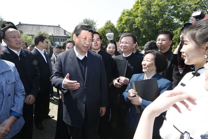 5月4日，中共中央總書(shū)記、國(guó)家主席、中央軍委主席習(xí)近平在北京大學(xué)考察。這是習(xí)近平在校園觀看北大師生紀(jì)念五四運(yùn)動(dòng)95周年青春詩(shī)會(huì)時(shí)同朗誦者親切交談。新華社記者鞠鵬攝