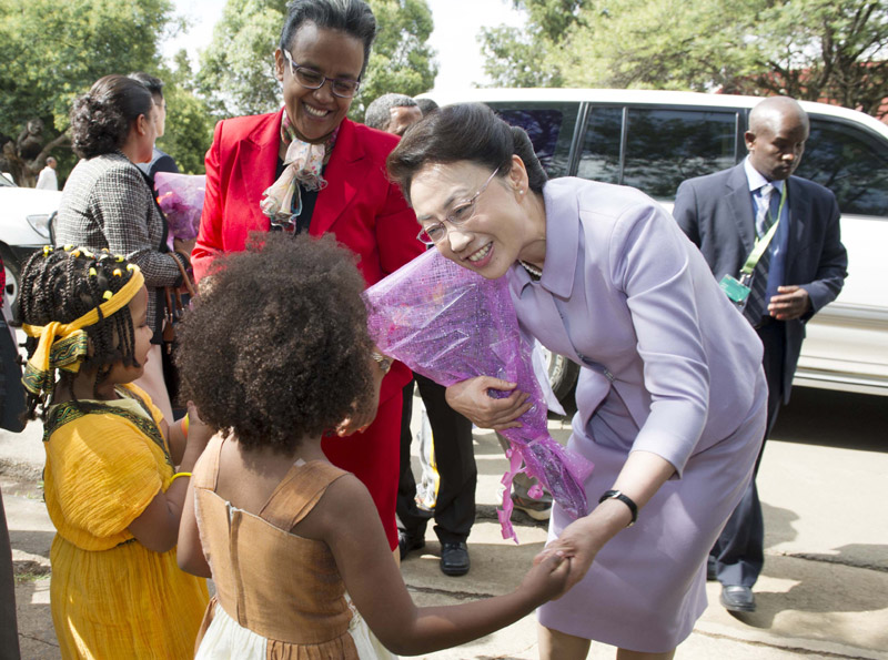 5月5日，李克強(qiáng)總理夫人程虹在埃塞俄比亞總理夫人羅曼·塔斯法耶的陪同下參觀亞的斯亞貝巴大學(xué)，觀摩漢語(yǔ)授課，與學(xué)生們交流，觀看學(xué)生們的中國(guó)文化才藝展示，還捐贈(zèng)了書(shū)籍、計(jì)算機(jī)等物品。程虹說(shuō)，你們是文化的紐帶，感謝你們對(duì)中國(guó)人民的情誼。你們對(duì)中國(guó)文化的熱愛(ài)感動(dòng)了我，也會(huì)感動(dòng)中國(guó)人民。新華社記者 謝環(huán)馳 攝