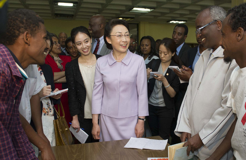 5月5日，李克強總理夫人程虹在埃塞俄比亞總理夫人羅曼·塔斯法耶的陪同下參觀亞的斯亞貝巴大學，觀摩漢語授課，與學生們交流，觀看學生們的中國文化才藝展示，還捐贈了書籍、計算機等物品。程虹說，你們是文化的紐帶，感謝你們對中國人民的情誼。你們對中國文化的熱愛感動了我，也會感動中國人民。新華社記者 謝環(huán)馳 攝