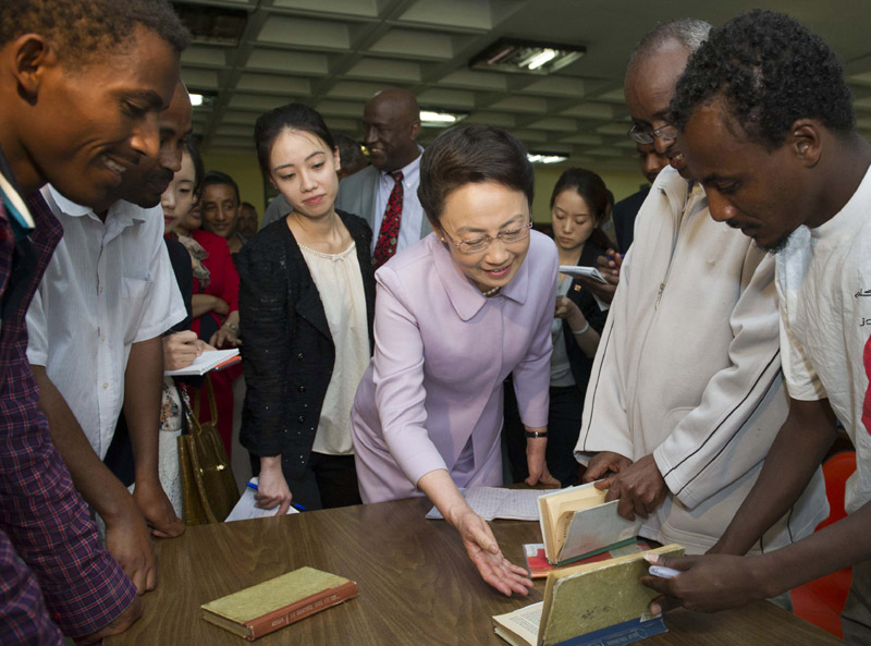 5月5日，李克強(qiáng)總理夫人程虹在埃塞俄比亞總理夫人羅曼·塔斯法耶的陪同下參觀亞的斯亞貝巴大學(xué)，觀摩漢語(yǔ)授課，與學(xué)生們交流，觀看學(xué)生們的中國(guó)文化才藝展示，還捐贈(zèng)了書籍、計(jì)算機(jī)等物品。程虹說(shuō)，你們是文化的紐帶，感謝你們對(duì)中國(guó)人民的情誼。你們對(duì)中國(guó)文化的熱愛(ài)感動(dòng)了我，也會(huì)感動(dòng)中國(guó)人民。新華社記者 謝環(huán)馳 攝