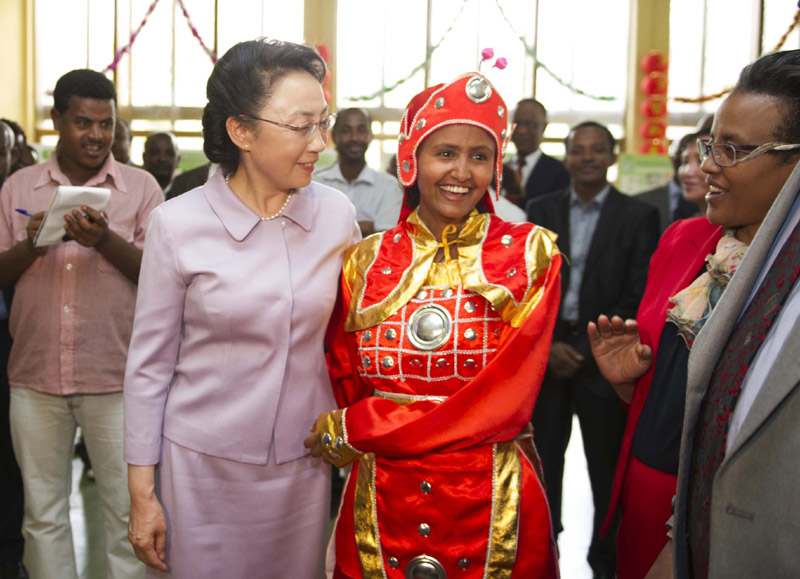5月5日，李克強(qiáng)總理夫人程虹在埃塞俄比亞總理夫人羅曼·塔斯法耶的陪同下參觀亞的斯亞貝巴大學(xué)，觀摩漢語(yǔ)授課，與學(xué)生們交流，觀看學(xué)生們的中國(guó)文化才藝展示，還捐贈(zèng)了書(shū)籍、計(jì)算機(jī)等物品。程虹說(shuō)，你們是文化的紐帶，感謝你們對(duì)中國(guó)人民的情誼。你們對(duì)中國(guó)文化的熱愛(ài)感動(dòng)了我，也會(huì)感動(dòng)中國(guó)人民。新華社記者 謝環(huán)馳 攝