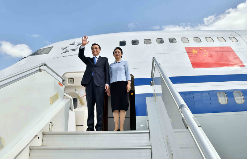 5月4日，中國(guó)國(guó)務(wù)院總理李克強(qiáng)乘專機(jī)抵達(dá)亞的斯亞貝巴，開(kāi)始對(duì)埃塞俄比亞和非盟總部進(jìn)行正式訪問(wèn)。李克強(qiáng)總理夫人程虹同機(jī)抵達(dá)。 新華社記者李濤 攝