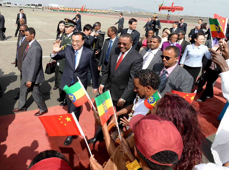 5月4日，中國國務院總理李克強乘專機抵達亞的斯亞貝巴，開始對埃塞俄比亞和非盟總部進行正式訪問。李克強總理夫人程虹同機抵達。 新華社記者謝環(huán)馳攝