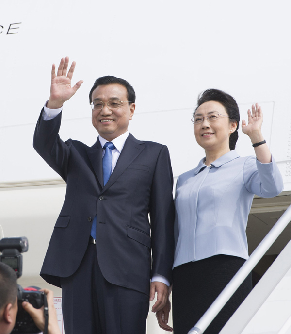 5月4日，中國國務(wù)院總理李克強(qiáng)乘專機(jī)抵達(dá)亞的斯亞貝巴，開始對埃塞俄比亞和非盟總部進(jìn)行正式訪問。李克強(qiáng)總理夫人程虹同機(jī)抵達(dá)。 新華社記者謝環(huán)馳攝