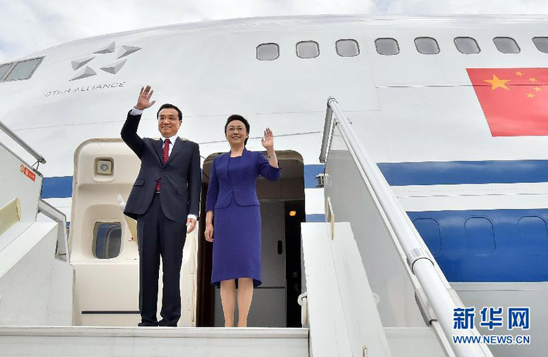 5月6日，中國國務(wù)院總理李克強在圓滿結(jié)束對埃塞俄比亞和非盟總部的正式訪問后離開亞的斯亞貝巴。埃塞俄比亞總理海爾馬裡亞姆夫婦在機場為李克強夫婦舉行隆重的歡送儀式。這是李克強總理和夫人程虹向送行人群揮手告別。新華社記者 李濤 攝