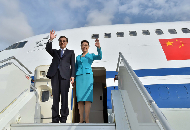 5月8日，應(yīng)安哥拉總統(tǒng)多斯桑托斯邀請(qǐng)，中國國務(wù)院總理李克強(qiáng)乘專機(jī)抵達(dá)羅安達(dá)二月四日國際機(jī)場(chǎng)，開始對(duì)安哥拉進(jìn)行正式訪問。李克強(qiáng)總理夫人程虹同機(jī)抵達(dá)。新華社記者 李濤 攝