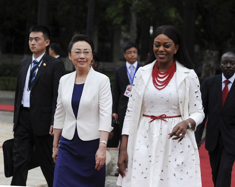 5月9日，中國國務(wù)院總理李克強在安哥拉總統(tǒng)府出席安總統(tǒng)多斯桑托斯舉行的歡迎儀式。這是李克強總理夫人程虹和多斯桑托斯總統(tǒng)夫人安娜出席歡迎儀式。新華社記者謝環(huán)馳攝