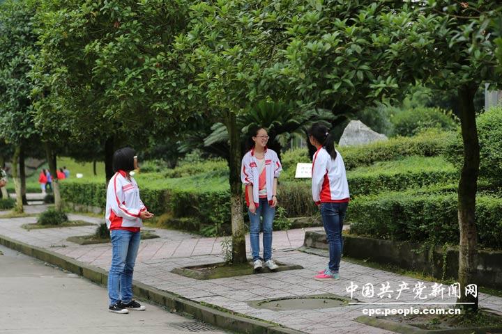 課間休息的學(xué)生（人民網(wǎng)張湘憶/攝）