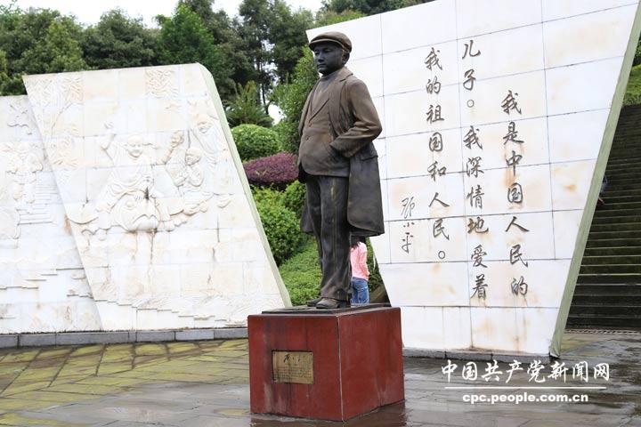 廣安中學(xué)內(nèi)的鄧小平雕塑（人民網(wǎng)張湘憶/攝）