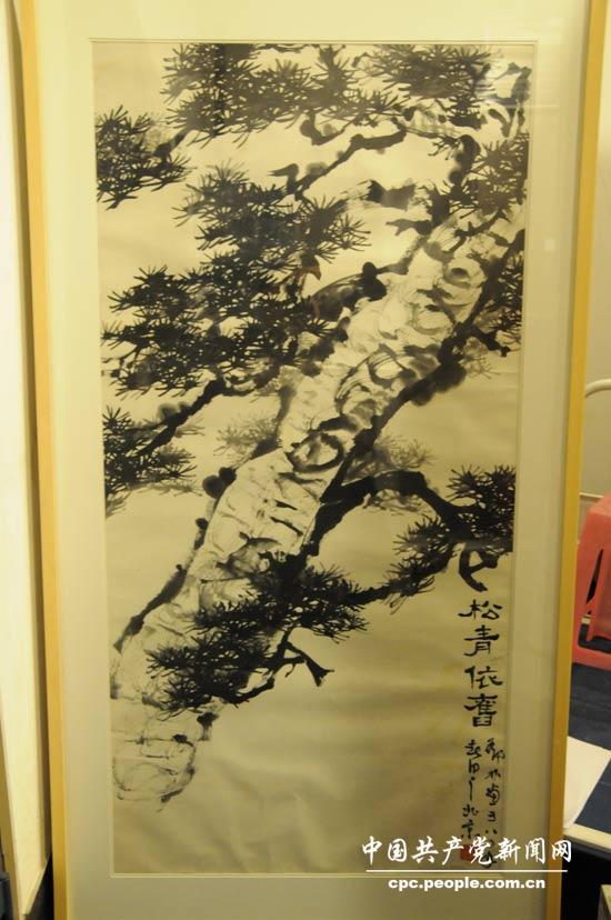 2012年2月18日捐贈(zèng)鄧林繪“鬆青依舊”國(guó)畫(huà)橫幅