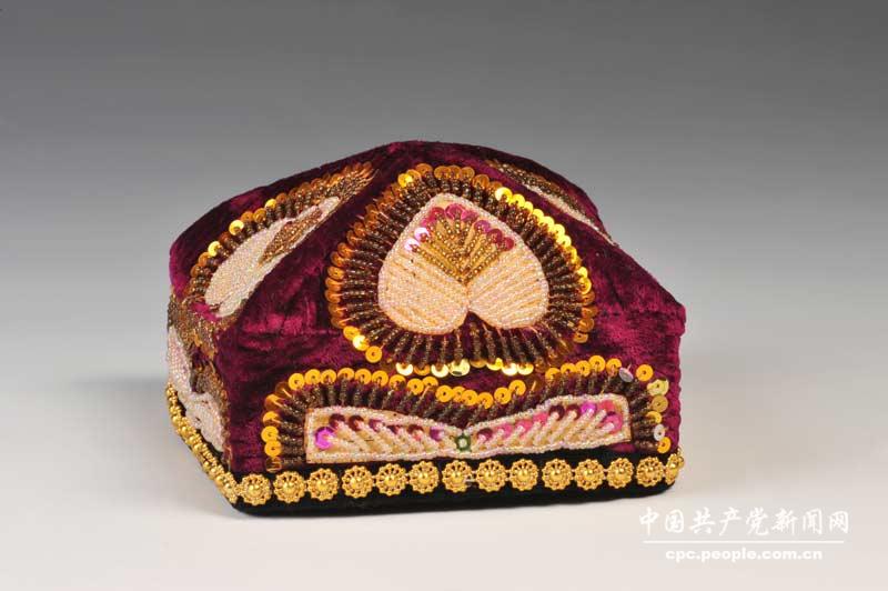 鄧林贈(zèng)1981年鄧小平同志視察新疆時(shí)收到的金絲絨新疆帽