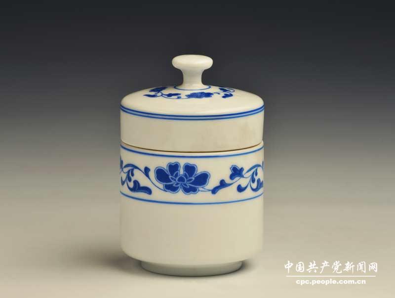 鄧榕贈(zèng)鄧小平用過的景德鎮(zhèn)青花瓷燙酒壺