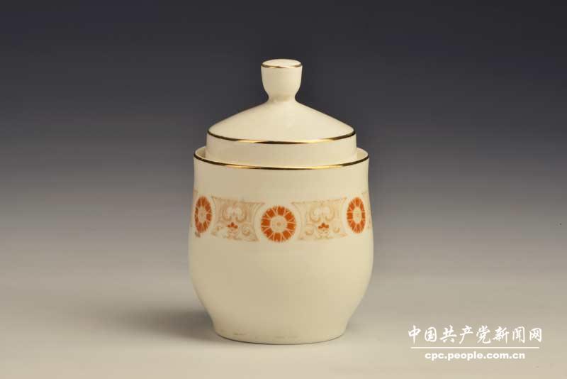 鄧榕贈(zèng)鄧小平用過的中國博山白瓷燙酒壺